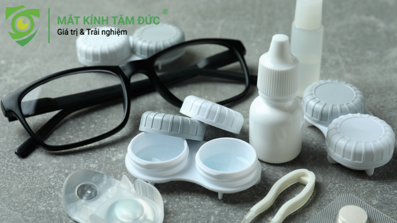 Kính áp tròng hay kính cận tiện lợi hơn?