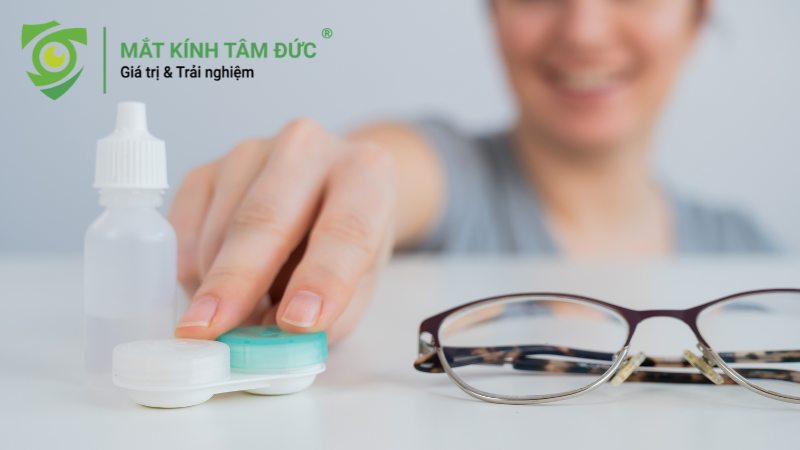 Kính áp tròng hay kính cận tiện lợi hơn.