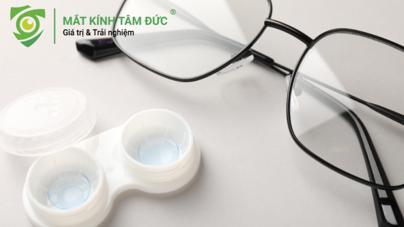 Có nên đeo kính áp tròng thay kính cận không?