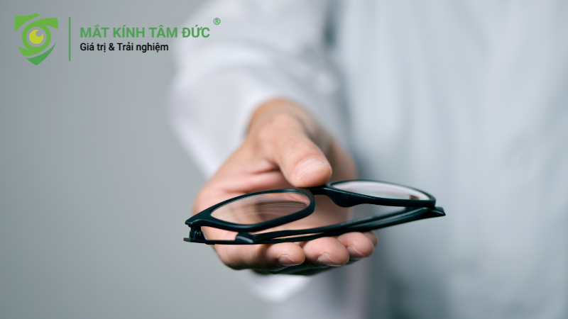 Kính đa tròng có thể mang lại cảm giác tiện hơn rõ rệt so với việc dùng nhiều kính riêng lẻ.