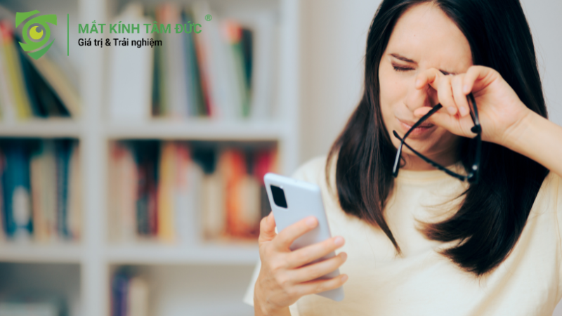 Dùng kính đa tròng cần thời gian để cho mắt thích nghi.