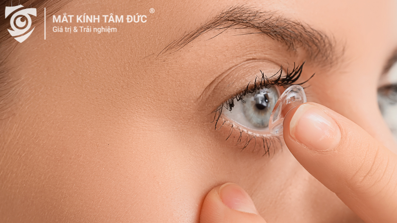 Ortho-k cũng là một dạng kính áp tròng, nhưng khác với lens mềm thông thường