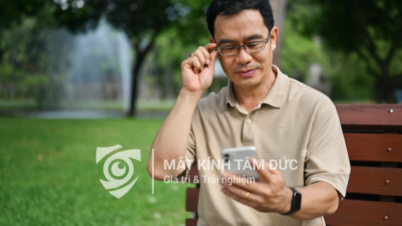 Kính đa tròng chính là giải pháp hỗ trợ thị lực cho người lão thị.