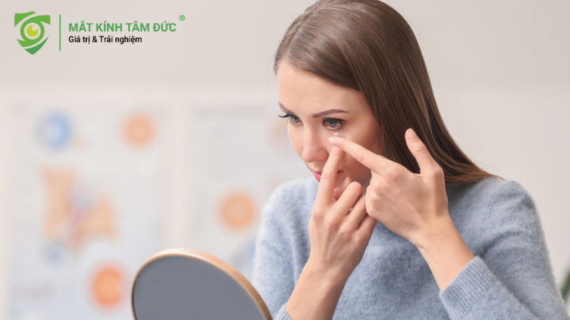 Sử dụng kính áp tròng phải tuân thủ lịch thay lens và thời gian đeo mà bác sĩ hướng dẫn