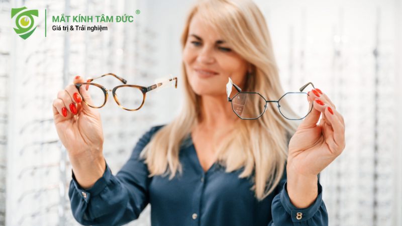 Khi lựa chọn tròng kính, bạn nên hỏi rõ tên đầy đủ của tròng, lớp phủ, chiết suất và các tính năng kèm theo