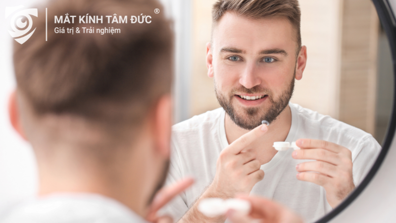 Thao tác đeo kính áp tròng đúng cách với hộp lens và dung dịch vệ sinh chuyên dụng