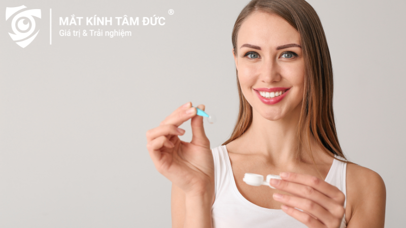 Cô gái đeo kính áp tròng và mỉm cười tự tin