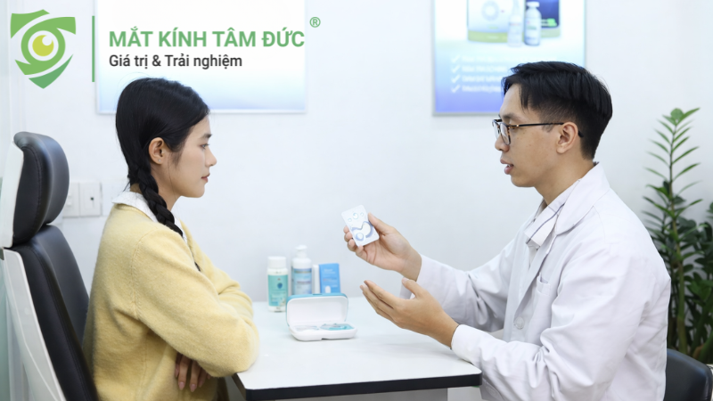 Khách hàng đang được tư vấn mua kính áp tròng chính hãng tại cửa hàng mắt kính