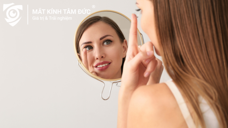 Nên thăm khám mắt trước khi quyết định là bước rất quan trọng để giảm rủi ro