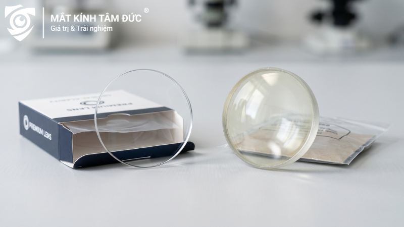 hân biệt tròng kính thật và giả qua dấu hiệu nhận biết