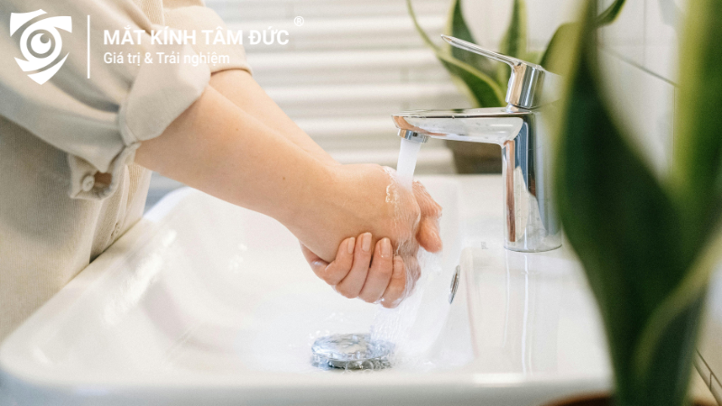 Rửa tay sạch trước khi đeo lens để hạn chế vi khuẩn tiếp xúc với mắt