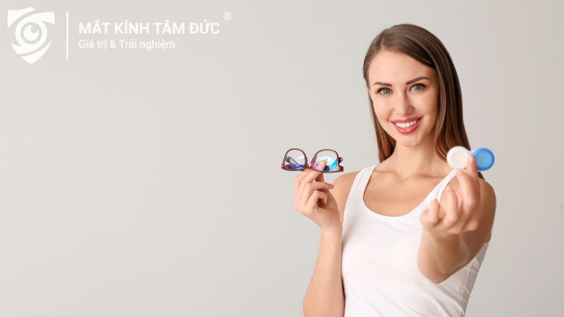 So sánh kính gọng và kính áp tròng cận cho người bị cận