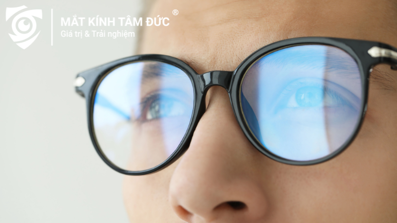 Ai nên cân nhắc sử dụng tròng kính chống ánh sáng xanh?