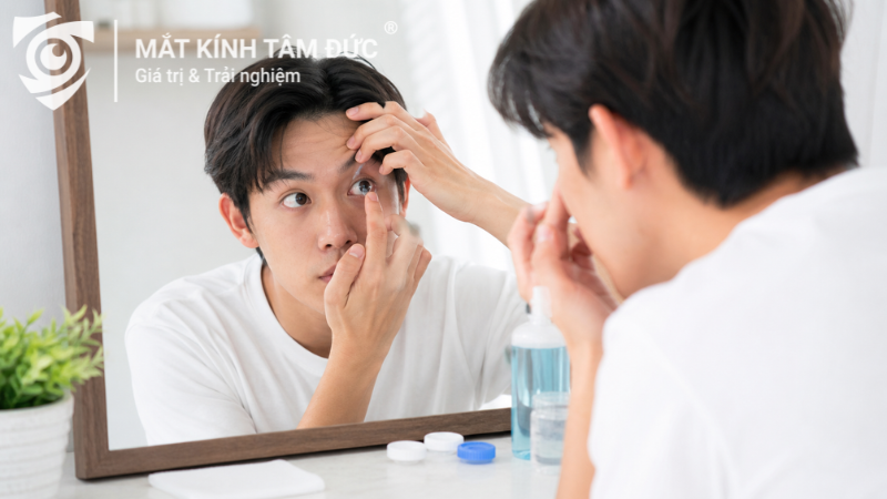 Cách đeo kính áp tròng cận loạn đúng cách trước gương
