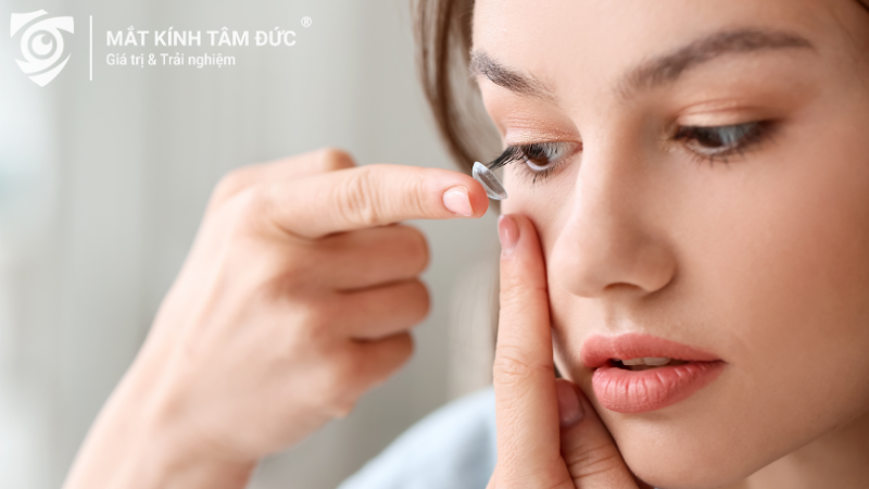 Kính áp tròng cận loạn trong suốt trên đầu ngón tay