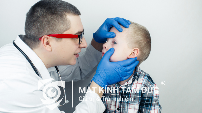 Người dùng bị đỏ mắt nhẹ do sử dụng kính áp tròng ban đêm sai cách