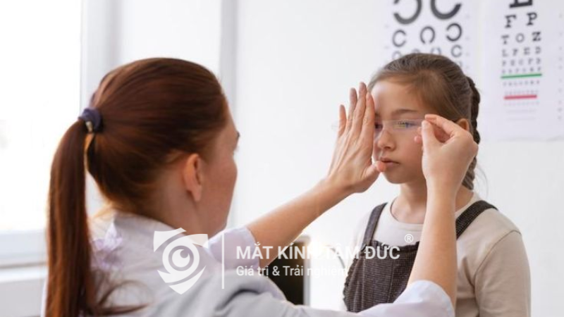 Trẻ em được kiểm tra mắt và tư vấn kính áp tròng Ortho-K