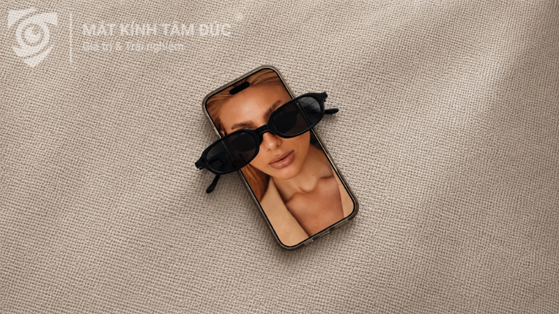 Kính mát thể hiện tính thẩm mỹ và tiện lợi của tròng kính mát có độ