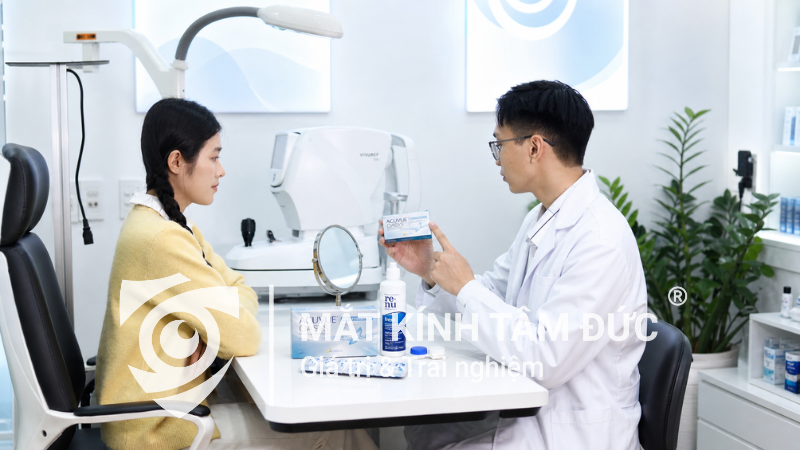 Tư vấn chọn kính áp tròng cận loạn tại cửa hàng mắt kính