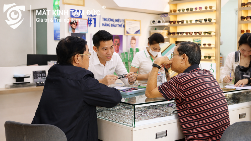 Khách hàng được tư vấn kính lão đa tròng tại Mắt Kính Tâm Đức